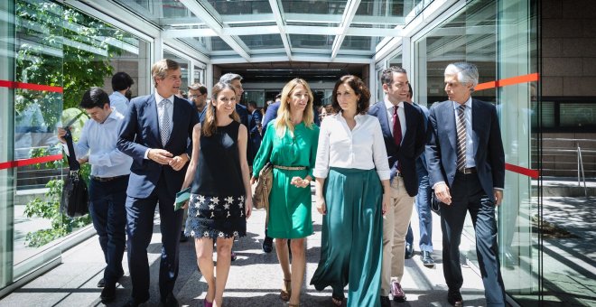 El PP recurre a Ayuso y Álvarez de Toledo en su precampaña catalana para frenar el auge de Vox