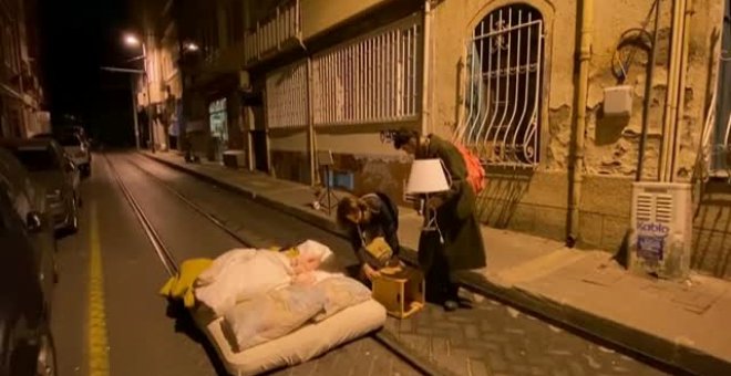 Una artista turca protesta contra la violencia machista