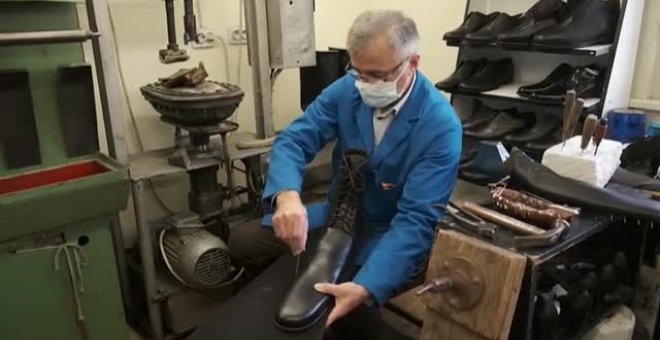 Zapatos gigantes para garantizar la distancia interpersonal