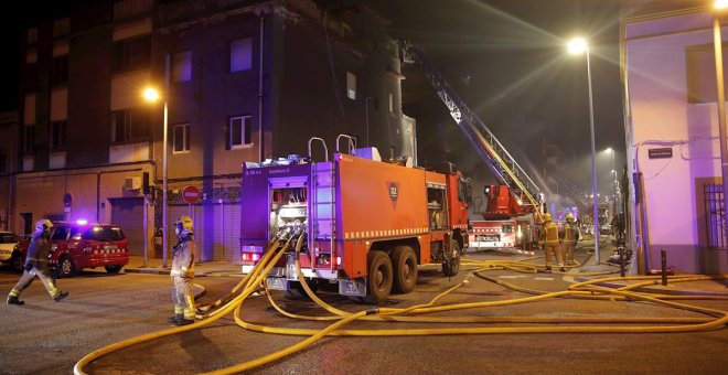 Al menos tres muertos y 25 heridos en el incendio de una nave industrial en la que vivían personas sin hogar en Badalona