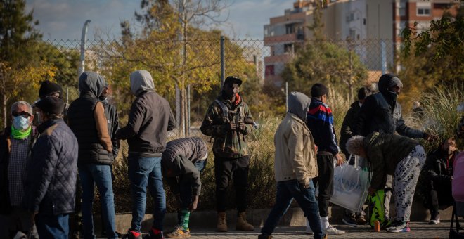 Desalojan a los supervivientes del incendio de Badalona acampados en un solar