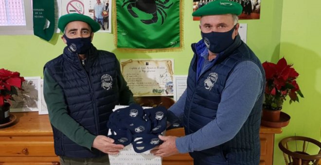 La Cofradía de la Nécora dona 750 mascarillas que se repartirán entre los vecinos de Noja