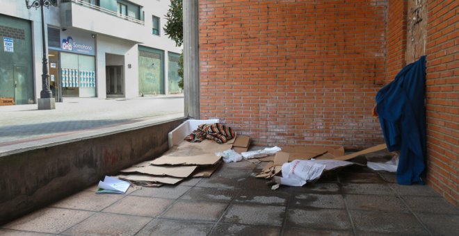 En libertad con cargos los dos jóvenes que patearon a un sintecho en Gijón