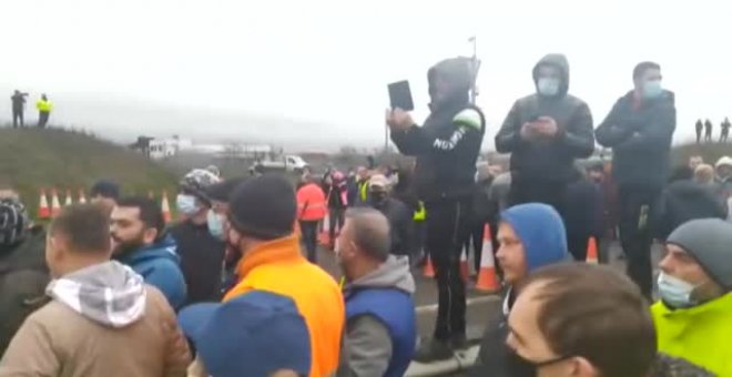 Los camioneros atrapados en el Reino Unido bloquean la autopista de Dover