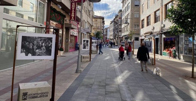 Torrelavega recuerda sus antiguas Navidades con una exposición de fotografías en la calle Consolación