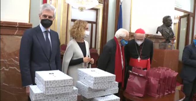 El padre Ángel reparte la cena de Nochebuena a 150 personas sin hogar en el Congreso