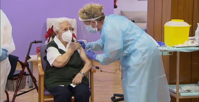 Araceli, una mujer de 96 años, recibe la primera dosis de la vacuna en España