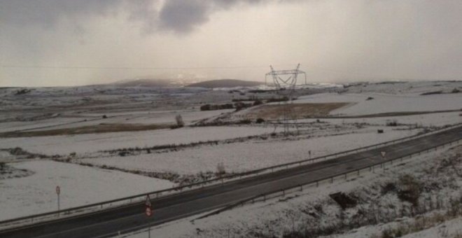 La nieve cierra el acceso al mirador Fuente del Chivo y obliga a usar cadenas en el Puerto de Lunada