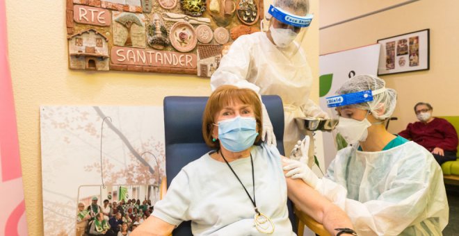 María Dolores Luzuriaga, de 72 años, primera cántabra en recibir la vacuna: "Se ofreció con mucho entusiasmo"