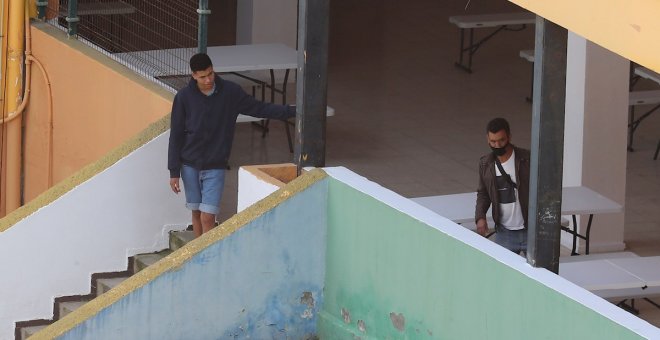 Los campamentos de Canarias no arrancan mientras las multas amenazan a los hoteles que alojan a migrantes