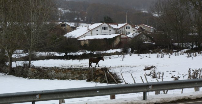 La nieve complica la circulación en la A-67 y N-611 y se prohíbe el paso de autobuses y camiones