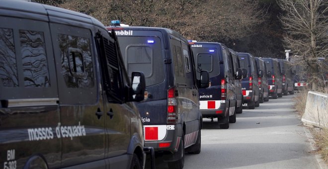 Los Mossos inician el desalojo de la macrofiesta ilegal de Llinars del Vallès