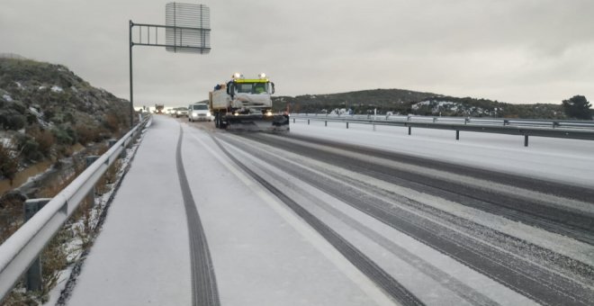 Cerrados cuatro puertos cántabros y cadenas en otros dos por la nieve