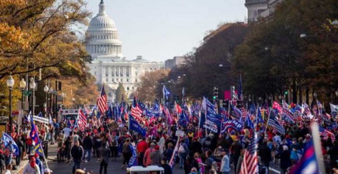 Seguidores de Trump irrumpen con violencia en el Capitolio para intentar frenar la confirmación de Biden