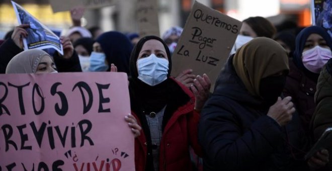 Los profesores de los niños de la Cañada Real entregan firmas a Educación para que les devuelvan la luz