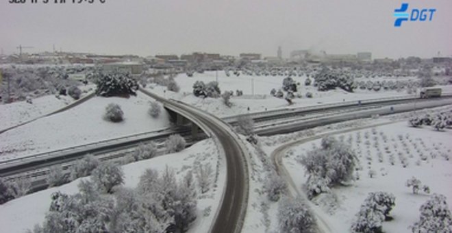 Un centenar de carreteras de la región, tres de ellas cerradas al tráfico, con problemas por la nieve