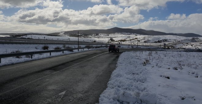 La nieve pone en nivel rojo la A-67 entre Molledo y Reinosa