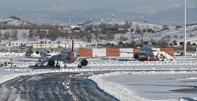 Más de 590 carreteras siguen afectadas, Barajas abre gradualmente y los servicios ferroviarios recuperan la normalidad