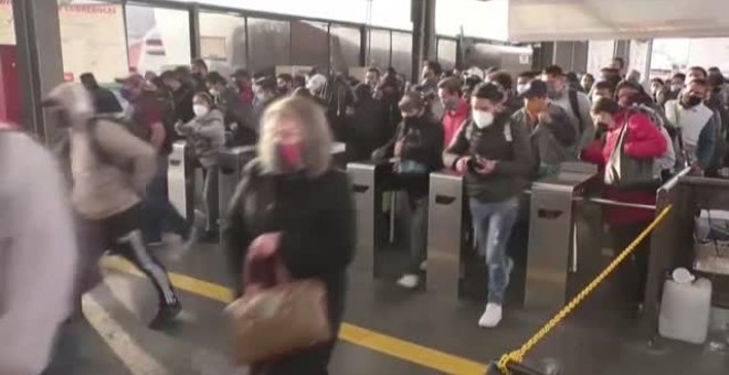 Un incendio en la línea de metro de México provoca aglomeraciones en el transporte público en plena pandemia