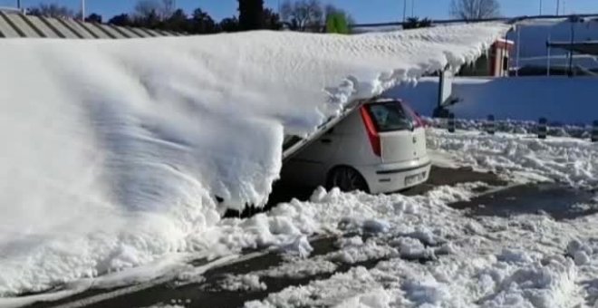 Se vienen abajo los tejadillos del parking de un centro comercial