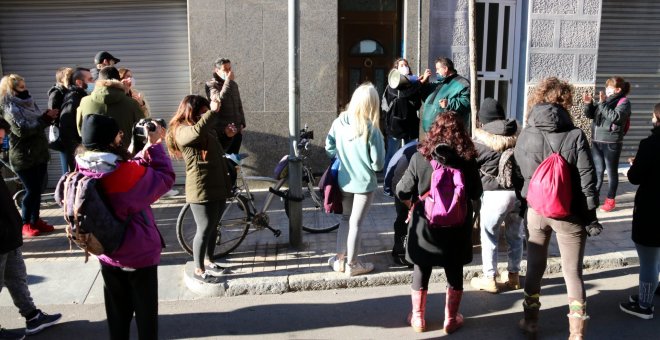 La mobilització ciutadana atura el desnonament d'una família amb tres fills menors a l'Hospitalet