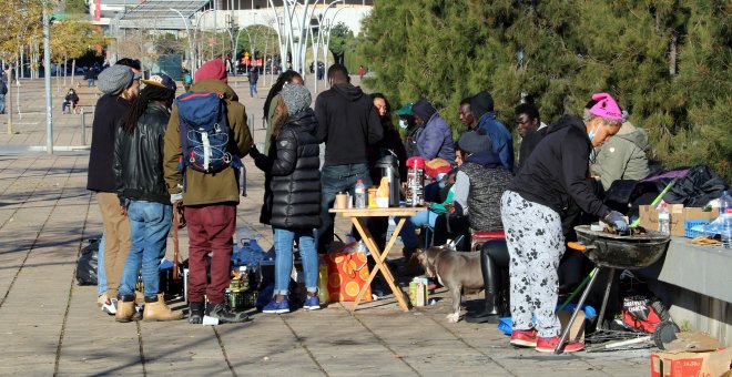 El racisme institucional precaritza la vida de les persones migrades