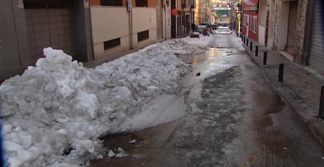 Las calzadas congeladas por los barrios madrileños siguen limitando movimientos