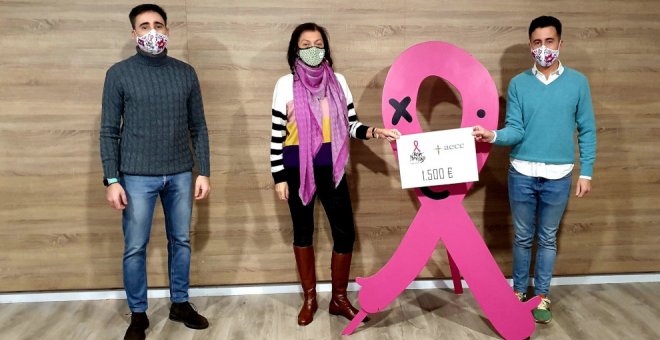 La Asociación Rosa Navidad entrega 1.500 euros a la AECC