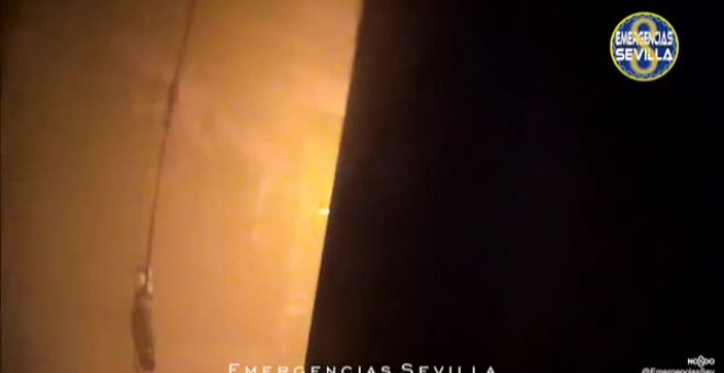 Los equipos de emergencias muestran las imágenes del angustioso rescate en el incendio de una residencia en Sevilla