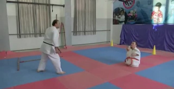 Un karateca palestino que nació sin brazos ni piernas aspira a ir a los Juegos Paralímpicos