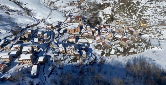 Evacuado en helicóptero a Valdecilla un vecino de Tresviso que se cayó del tractor