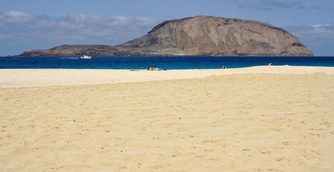 Salvamento socorre a 28 inmigrantes en una patera al norte de La Graciosa