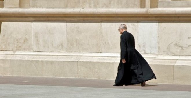 Curas que rezan con cargo al erario público