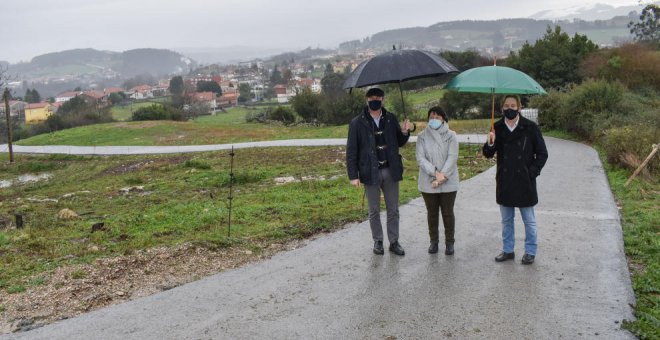 El Gobierno refuerza un camino rural en Reocín para mejorar la accesibilidad al depósito de La Veguilla