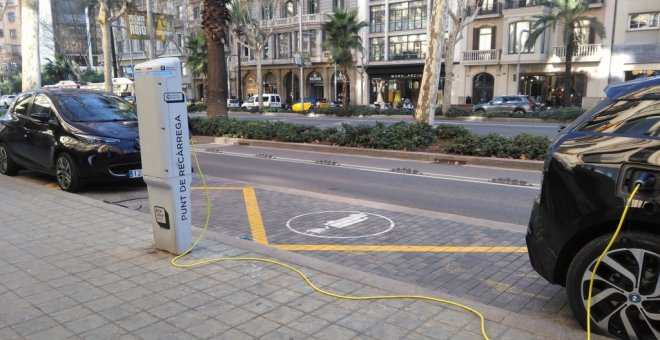 Crítiques a les tarifes per recarregar un vehicle elèctric al carrer