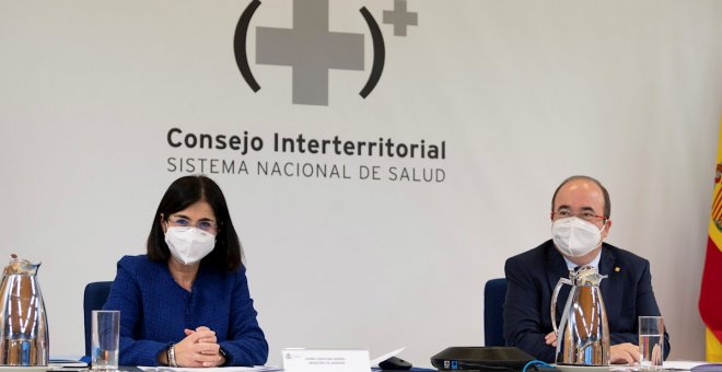 Sanidad mantiene ante las autonomías el objetivo del 70% de vacunados para verano y pospone el debate de las mascarillas