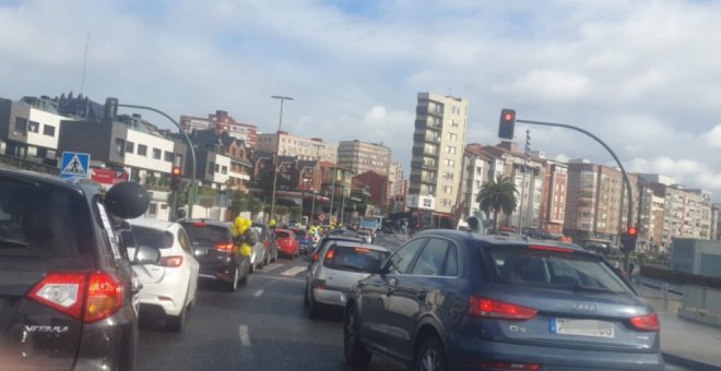 Unos 300 coches toman Santander para protestar contra la temporalidad en el sector público