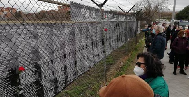 Colectivos memorialistas reinstalan el Memorial en la cárcel de Carabanchel en honor a los presos del franquismo