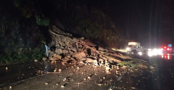 Un desprendimiento bloquea la carretera que une Barcenillas y Sopeña