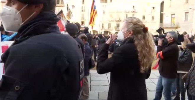 Un grupo de independentistas revienta un mitin de VOX en la localidad barcelonesa de Vic