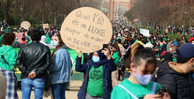 Centenars de persones es manifesten a Barcelona contra la suspensió del decret de l'habitatge pel Constitucional