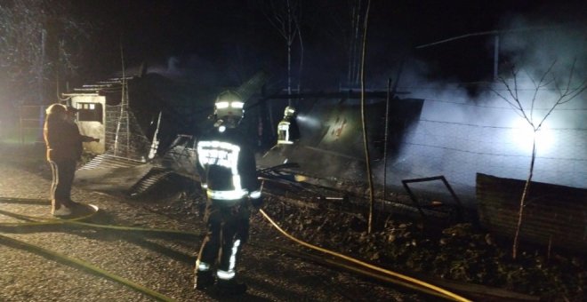 Sofocado de madrugada un incendio en un cobertizo en Santa María de Cayón