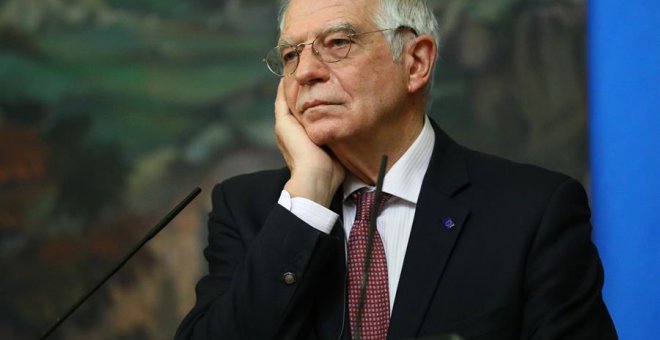 La UE expulsa a tres diplomáticos rusos y defiende el viaje a Moscú de Borrell