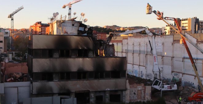 Desallotgen l'acampada dels afectats per l'incendi de la nau a Badalona