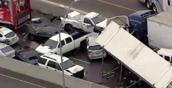 Al menos cinco fallecidos y una decena de heridos en un espectacular accidente en Texas