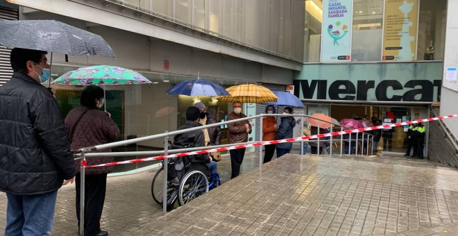 La lluvia y la incertidumbre acompañan a los votantes en Cataluña