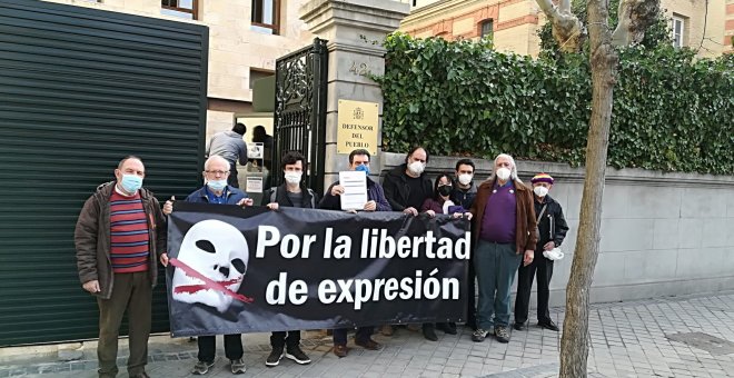 Un grupo de manifestantes presenta una queja ante el Defensor del Pueblo por mala praxis policial