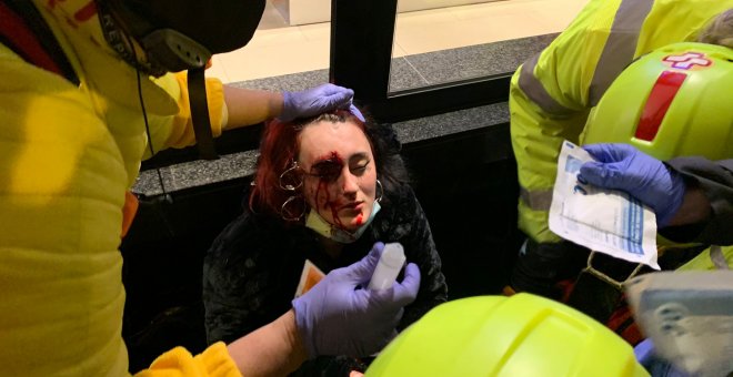 El jutge, a la noia que va perdre un ull per l'impacte d'un foam dels Mossos durant les protestes per Hasel: "S'hi va exposar"