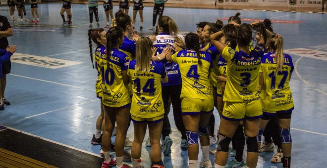 Dan positivo ocho jugadoras del Club Balonmano Pereda de Santander