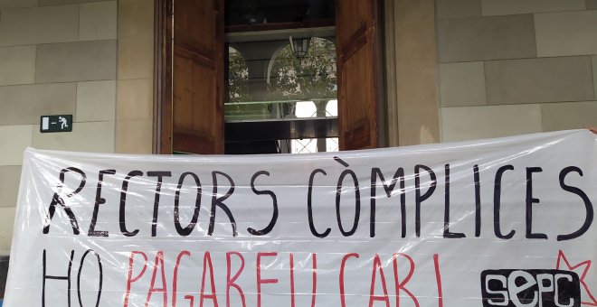 Medio centenar de estudiantes irrumpen en las oficinas de la Universitat de Barcelona contra la prisión de Hasél